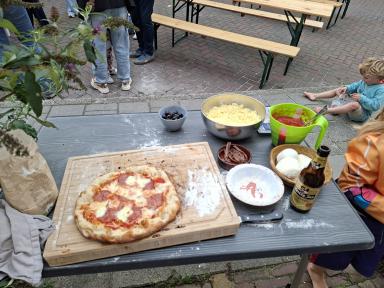 De pizza's uit de oven