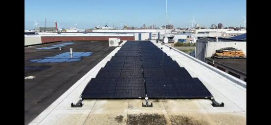 Hier zie je de 28 zonnepanelen die door jullie steun zijn gerealiseerd. Hiermee laden wij de elektrische dierenambulance op en is ons stroom gebruik met 60% gedaald