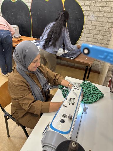 Vrouw naait met naaimachine